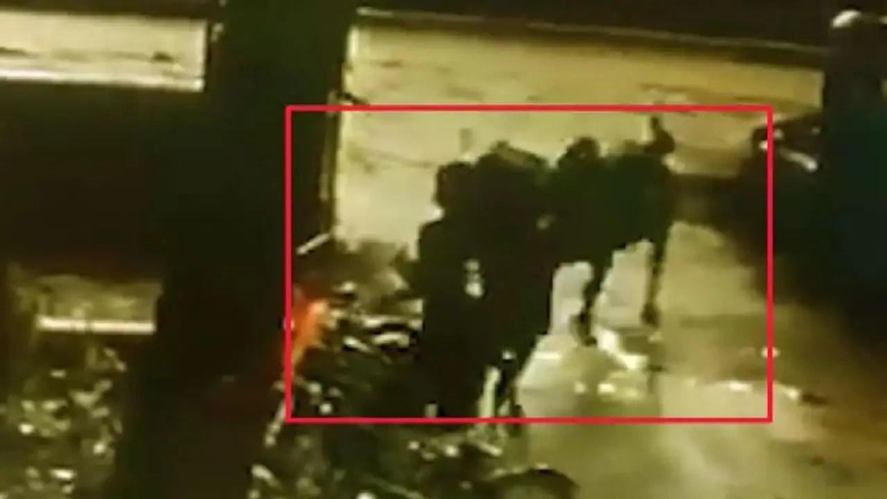 ಐಐಟಿ ಆವರಣದಲ್ಲಿ ಗೂಳಿಗಳ ದಾಳಿ: ಓರ್ವ ವಿದ್ಯಾರ್ಥಿ ಗಂಭೀರ! ಐಐಟಿ ಆವರಣದಲ್ಲಿ ಗೂಳಿಗಳ ದಾಳಿ: ಓರ್ವ ವಿದ್ಯಾರ್ಥಿ ಗಂಭೀರ!