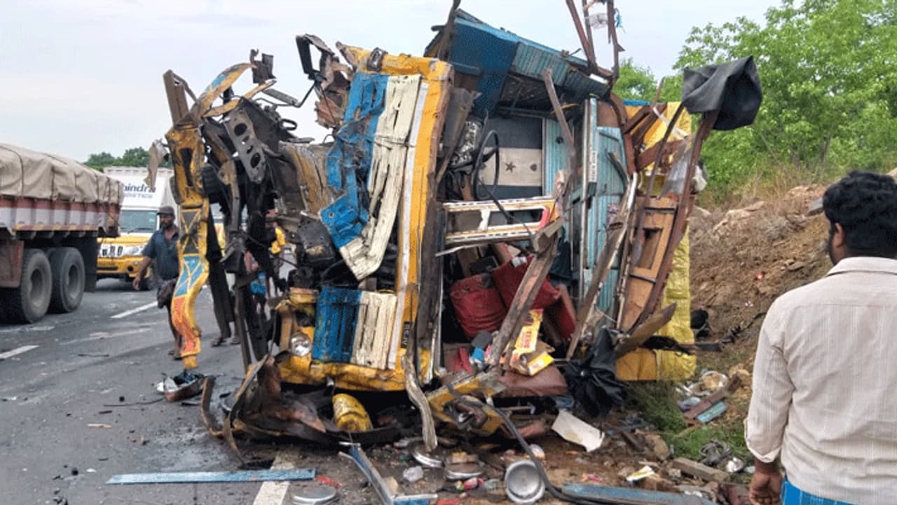 சாலையில் தாறுமாறாக ஓடிய சரக்கு வாகனம்... லாரி, ஆம்னி பேருந்துடன் அடுத்தடுத்து மோதல்... 2 பேர் உயிரிழப்பு..! சாலையில் தாறுமாறாக ஓடிய சரக்கு வாகனம்... லாரி, ஆம்னி பேருந்துடன் அடுத்தடுத்து மோதல்... 2 பேர் உயிரிழப்பு..!