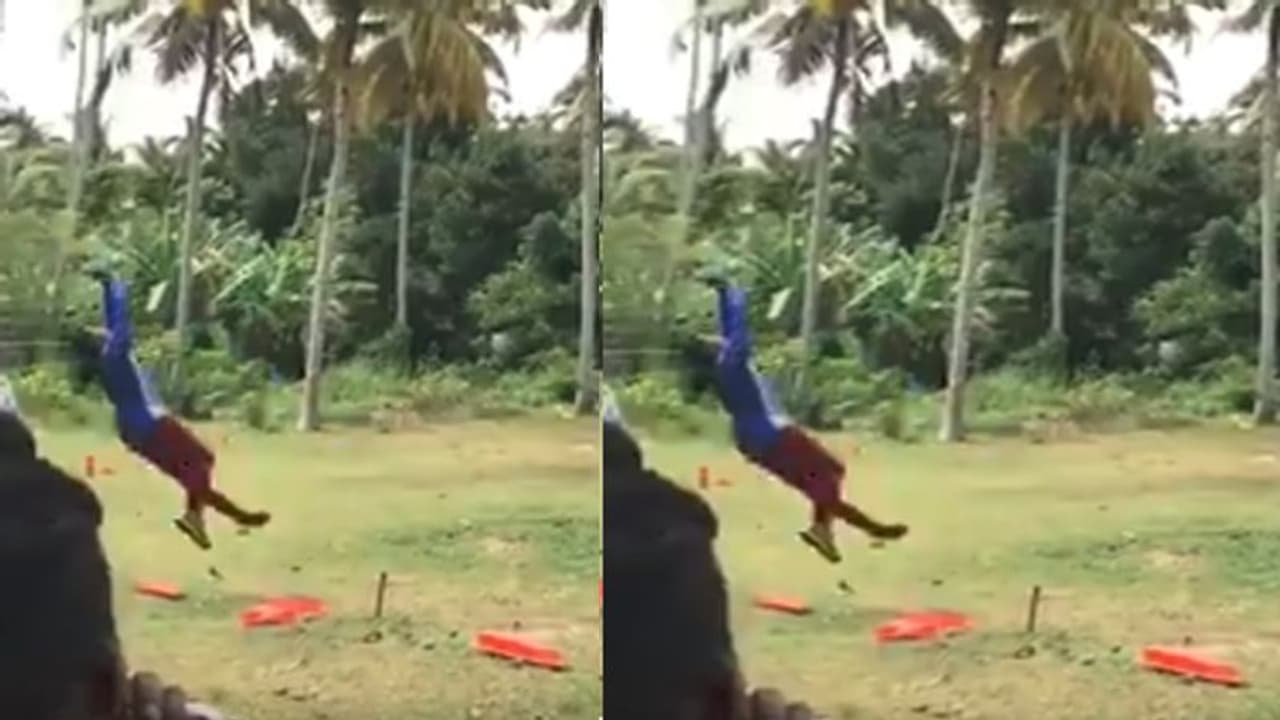 ''ప్రొఫెషనల్ క్రికెటర్స్... ఈ యువకుడి అసాధారణ ప్రతిభను గమనించారా...?''