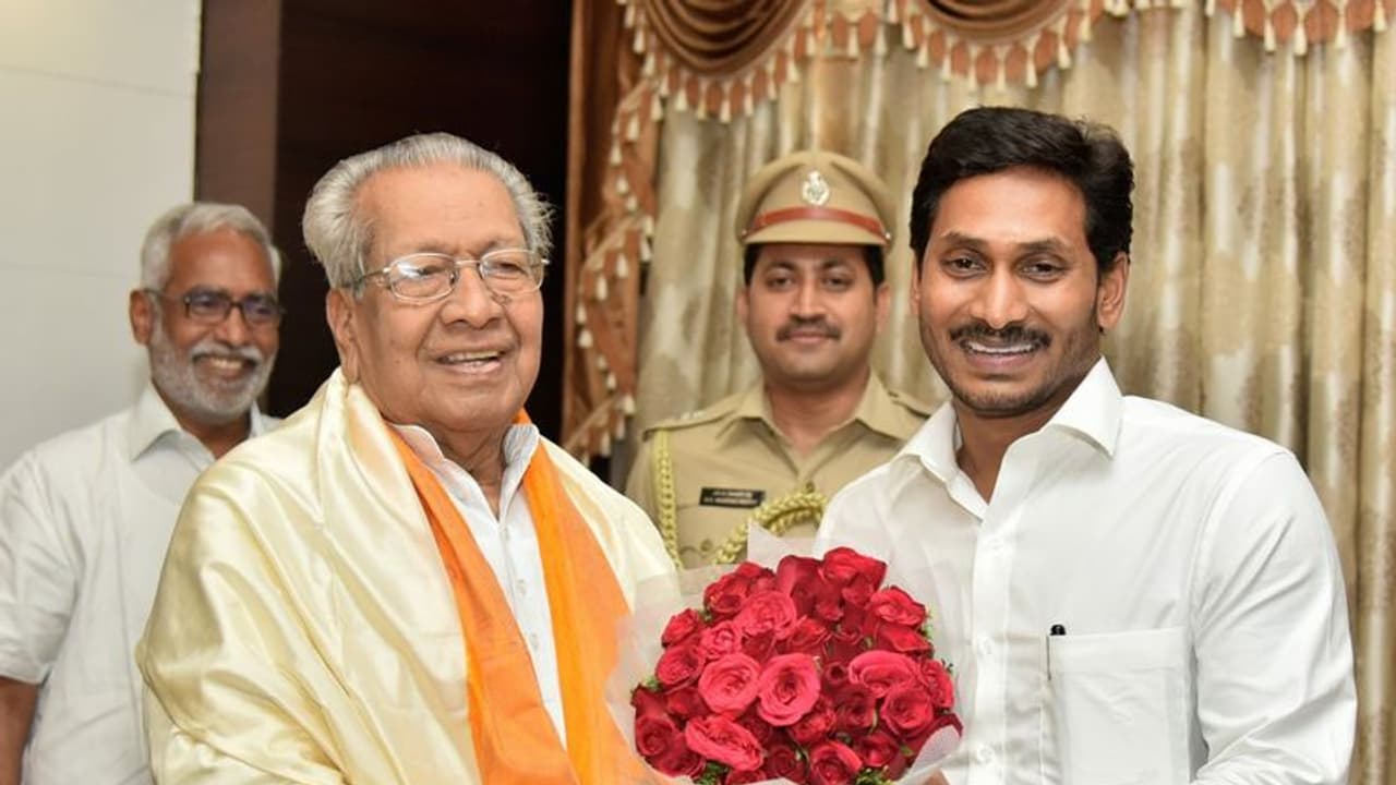 గవర్నర్ హరిచందన్ తో సీఎం జగన్ భేటీ: కీలక అంశాలపై చర్చ గవర్నర్ హరిచందన్ తో సీఎం జగన్ భేటీ: కీలక అంశాలపై చర్చ