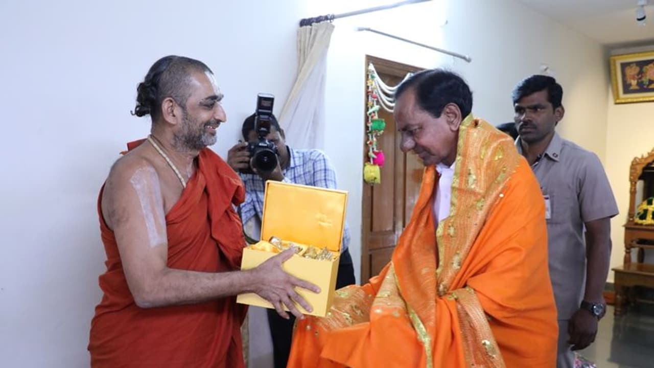 చినజీయర్ స్వామితో కేసీఆర్ భేటీ: మూడుగంటలపాటు మంతనాలు చినజీయర్ స్వామితో కేసీఆర్ భేటీ: మూడుగంటలపాటు మంతనాలు