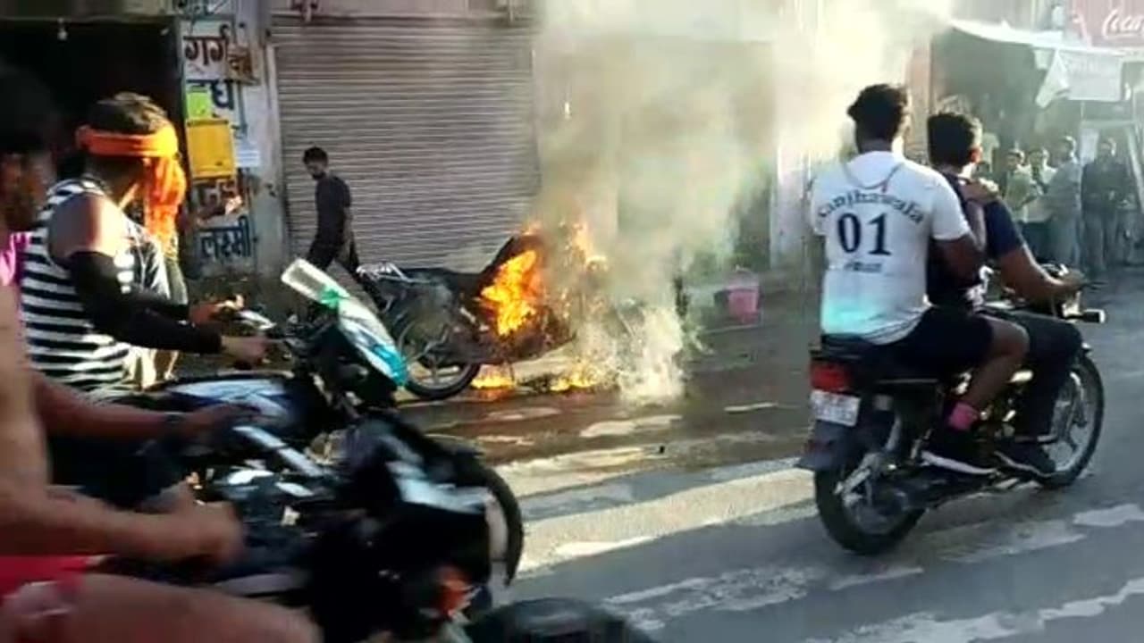कांवड़िया की बाइक में अचानक लगी आग