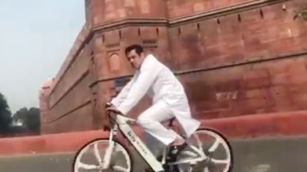 सलमान खान ने लाल किले के सामने चलाई साइकिल, लोगों को दिया ये संदेश सलमान खान ने लाल किले के सामने चलाई साइकिल, लोगों को दिया ये संदेश