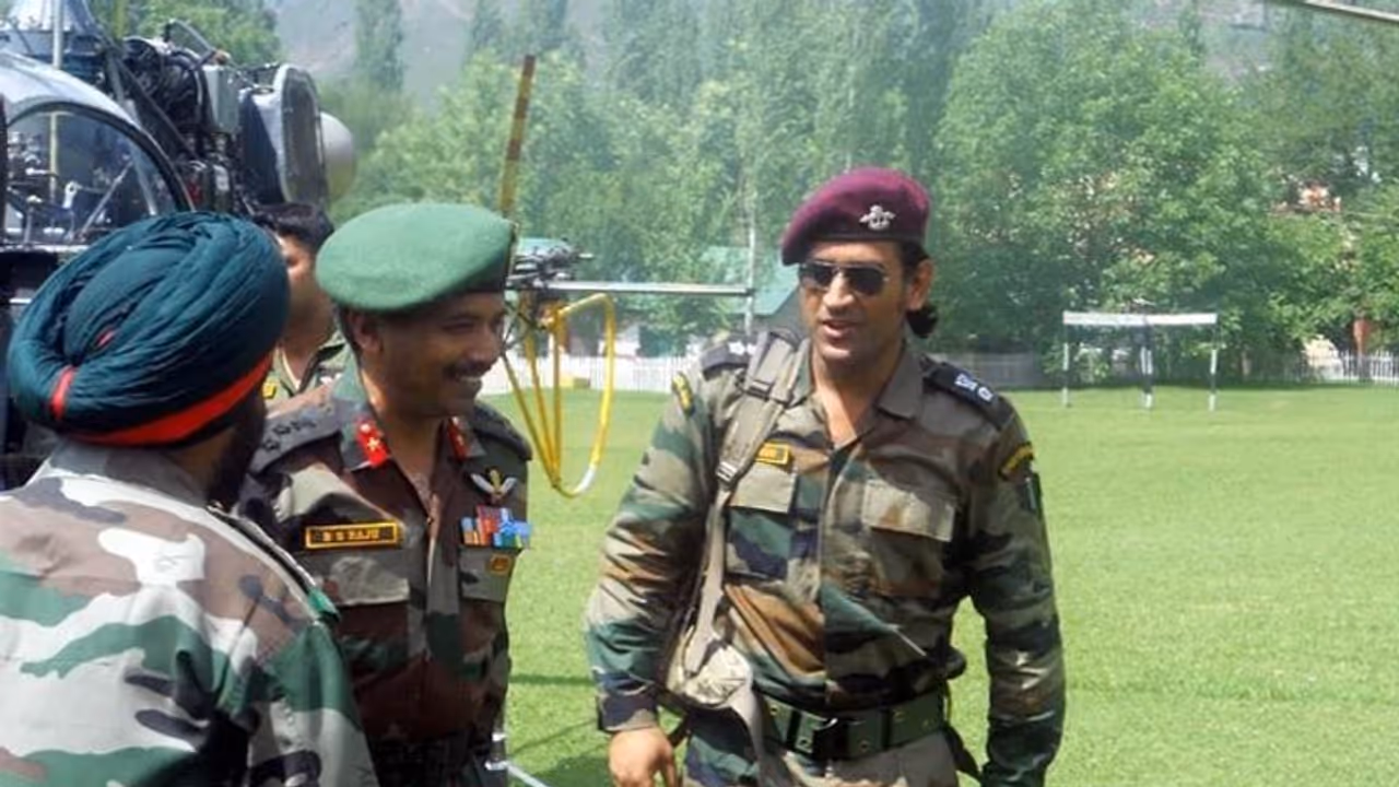 ಸೇನೆಯಲ್ಲಿ ಧೋನಿ ಆಟೋಗ್ರಾಫ್ಗೆ ಫುಲ್ ಡಿಮ್ಯಾಂಡ್! ಸೇನೆಯಲ್ಲಿ ಧೋನಿ ಆಟೋಗ್ರಾಫ್ಗೆ ಫುಲ್ ಡಿಮ್ಯಾಂಡ್!