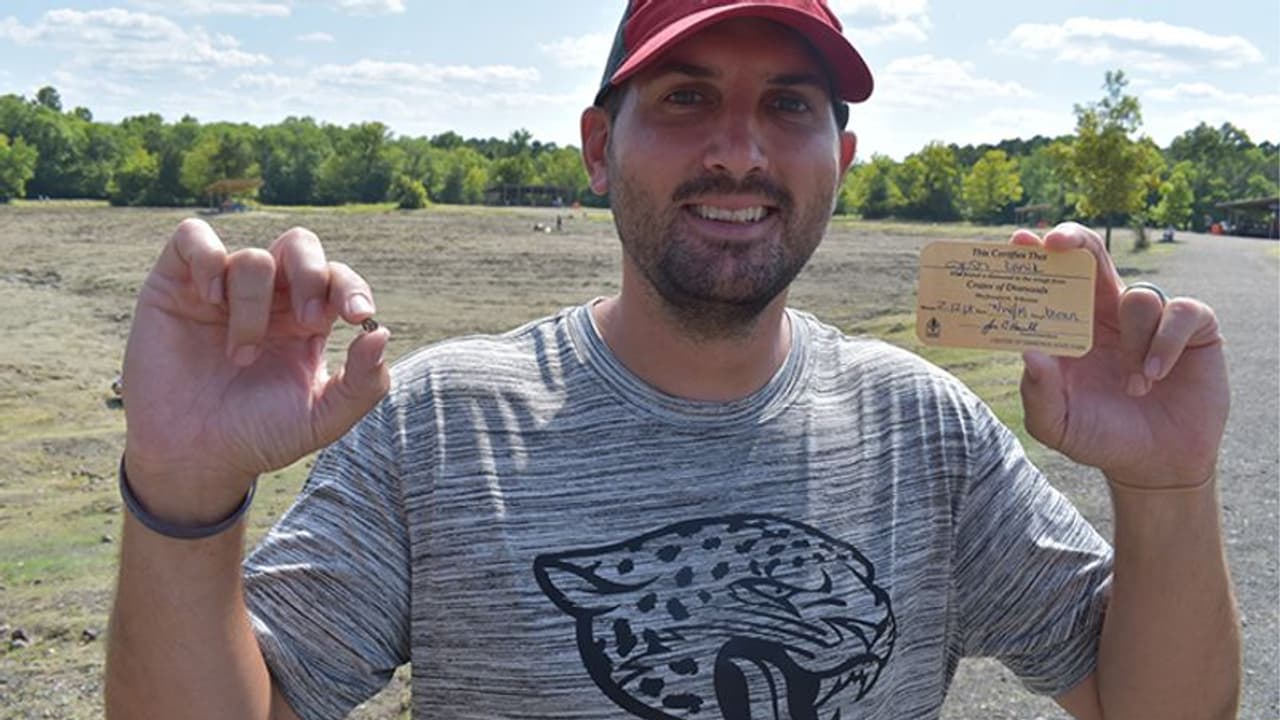 3 दिन तक मैदान में टीचर ने की खुदाई, झटके में बना करोड़पति 3 दिन तक मैदान में टीचर ने की खुदाई, झटके में बना करोड़पति