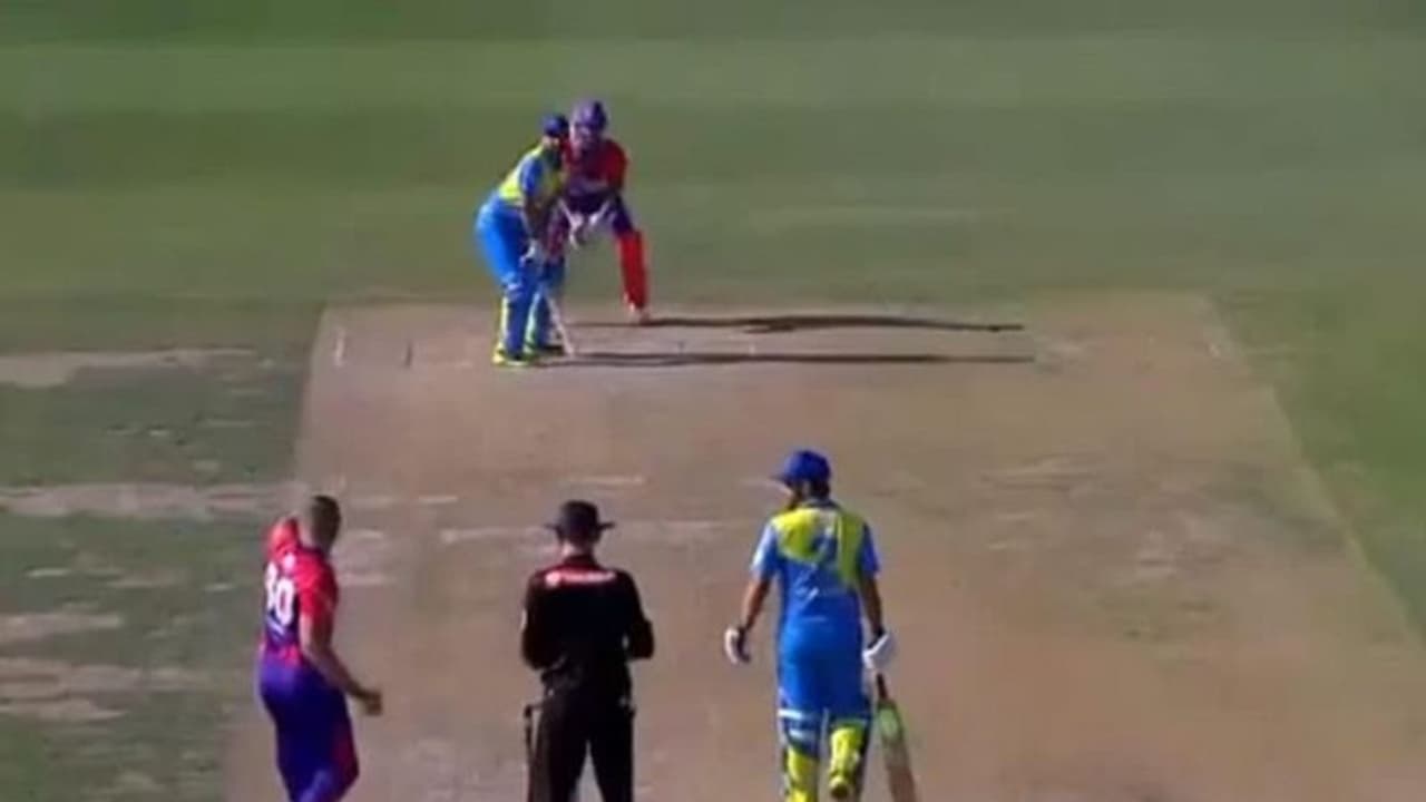 ಯುರೋಪ್ ಲೀಗ್; ಕೆಟ್ಟ ಬೌಲಿಂಗ್ ಶೈಲಿಯಿಂದ ಗಮನಸೆಳೆದ ಪಾವೆಲ್ ! ಯುರೋಪ್ ಲೀಗ್; ಕೆಟ್ಟ ಬೌಲಿಂಗ್ ಶೈಲಿಯಿಂದ ಗಮನಸೆಳೆದ ಪಾವೆಲ್ !