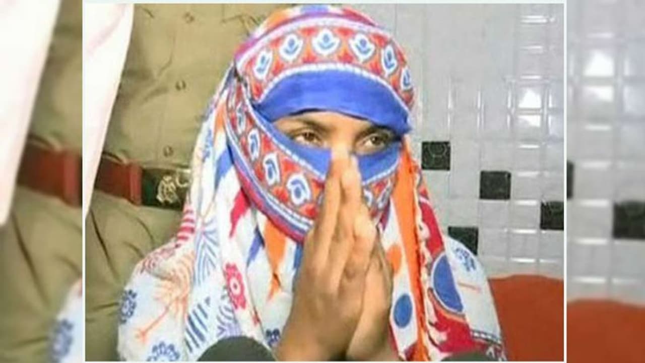 പണമെല്ലാം തട്ടിയെടുത്ത് വീട്ടിൽ നിന്ന് പുറത്താക്കിയെന്ന് ഉന്നാവ് കേസ് അതിജീവിത! അമ്മയടക്കമുള്ളവർക്കെതിരെ പരാതി പണമെല്ലാം തട്ടിയെടുത്ത് വീട്ടിൽ നിന്ന് പുറത്താക്കിയെന്ന് ഉന്നാവ് കേസ് അതിജീവിത! അമ്മയടക്കമുള്ളവർക്കെതിരെ പരാതി