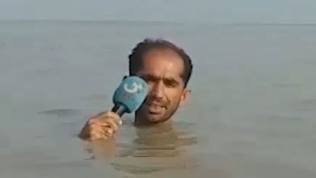 ಕುತ್ತಿಗೆ ಮಟ್ಟ ನೀರಲ್ಲಿ ನಿಂತು ಪತ್ರಕರ್ತನಿಂದ ವರದಿ