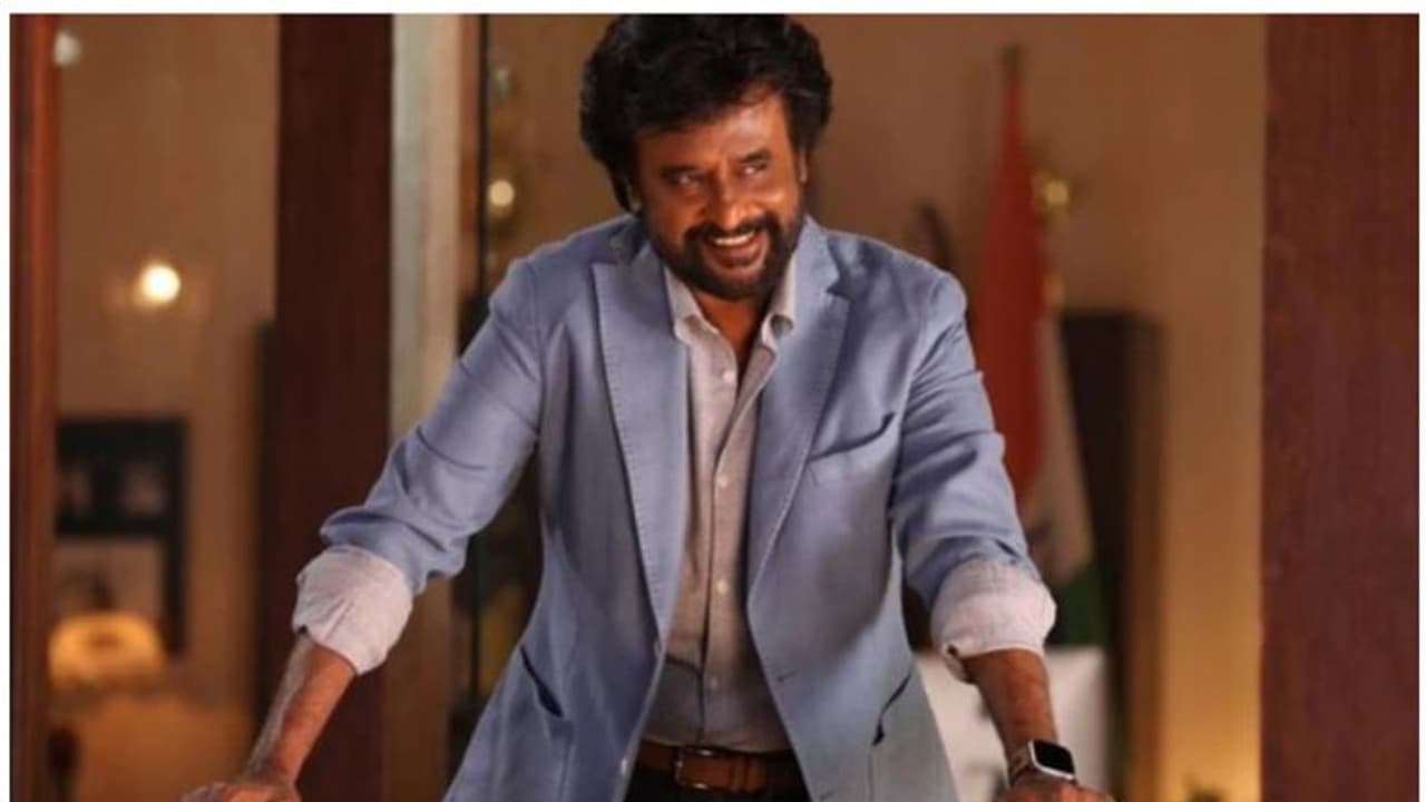 ரஜினியை ஒரு அரசியல் ‘கோமாளி’என்று நக்கலடிக்கும் ஜெயம் ரவி படம்...’எச்சத்தனம்’ என்று கொந்தளிக்கும் ரசிகர்கள்... ரஜினியை ஒரு அரசியல் ‘கோமாளி’என்று நக்கலடிக்கும் ஜெயம் ரவி படம்...’எச்சத்தனம்’ என்று கொந்தளிக்கும் ரசிகர்கள்...