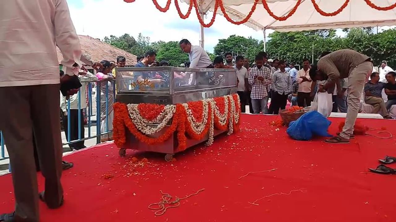 இத்தனை ஆயிரம் ஏக்கர் எஸ்டேட்டிலா..? காஃபி டே உரிமையாளர் சித்தார்த்தாவின் உடல் தகனம்..! இத்தனை ஆயிரம் ஏக்கர் எஸ்டேட்டிலா..? காஃபி டே உரிமையாளர் சித்தார்த்தாவின் உடல் தகனம்..!