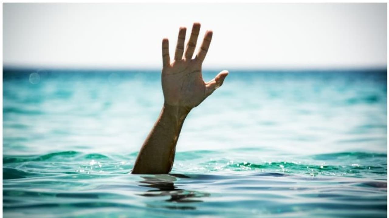 കോതമംഗലത്ത് വള്ളം മറിഞ്ഞ് വൈദികൻ മരിച്ചു; രണ്ട് പേർ രക്ഷപ്പെട്ടു കോതമംഗലത്ത് വള്ളം മറിഞ്ഞ് വൈദികൻ മരിച്ചു; രണ്ട് പേർ രക്ഷപ്പെട്ടു