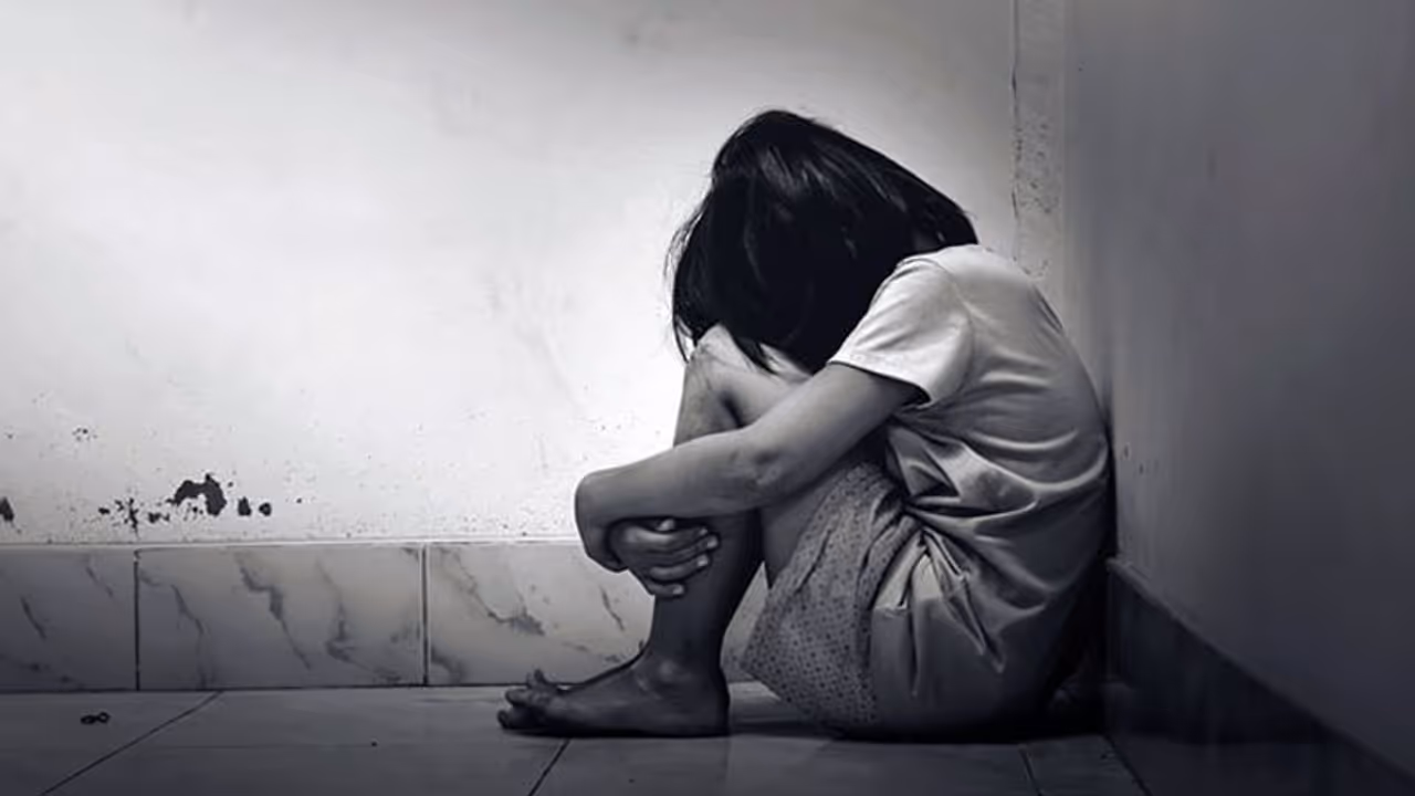 नोएडा के नामी स्कूल में पढ़ाने के बहाने टीचर छूता था छात्रओं के निजी अंग, केस दर्ज