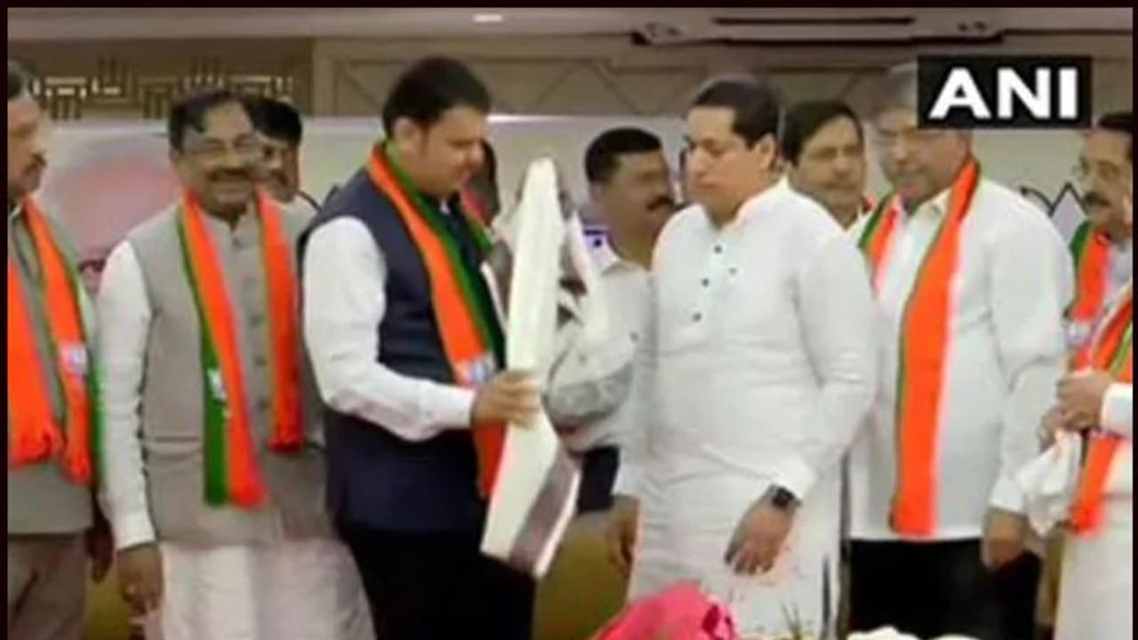 മഹാരാഷ്ട്രയിൽ രാജിവച്ച നാല് പ്രതിപക്ഷ എംഎല്എമാർ ബിജെപിയിൽ ചേർന്നു മഹാരാഷ്ട്രയിൽ രാജിവച്ച നാല് പ്രതിപക്ഷ എംഎല്എമാർ ബിജെപിയിൽ ചേർന്നു