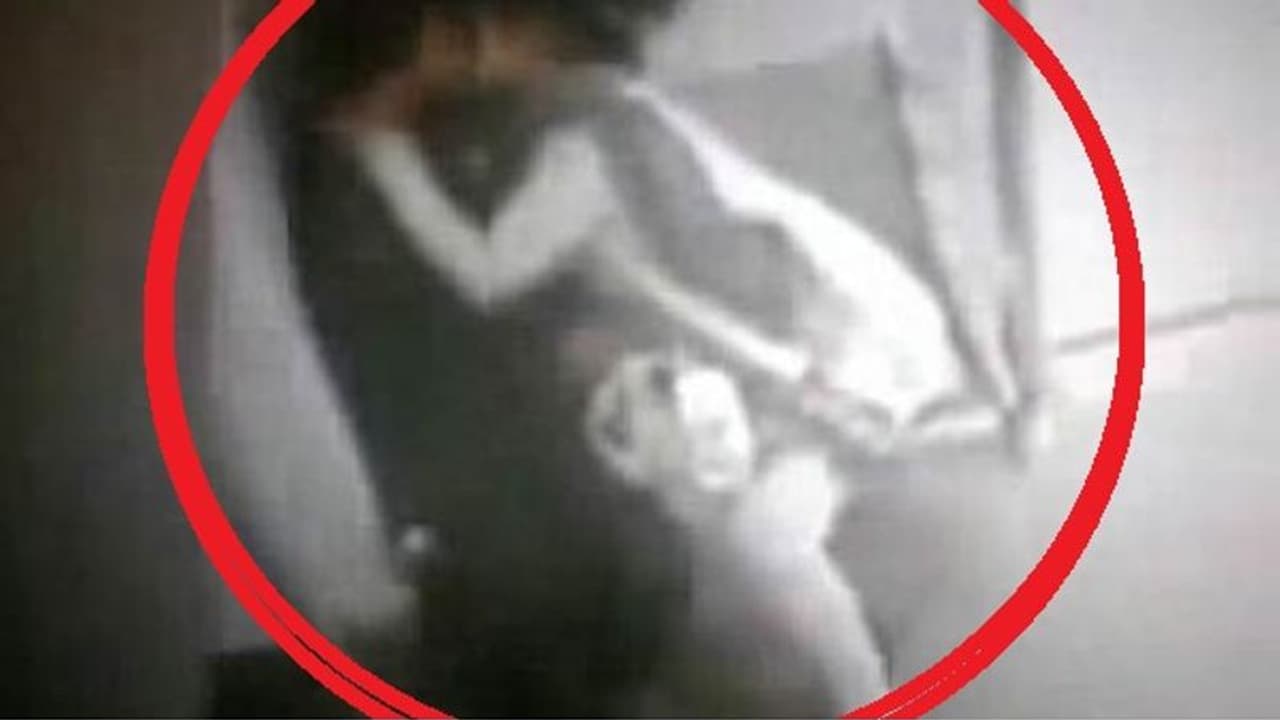 மெட்ரோ ஸ்டேஷனில் இளம் ஜோடி கசமுசா... பிட்டு வெப்சைட்டில் வீடியோ அப் லோட் பண்ணிய ஆசாமி... டெல்லியில் பரபரப்பு!! மெட்ரோ ஸ்டேஷனில் இளம் ஜோடி கசமுசா... பிட்டு வெப்சைட்டில் வீடியோ அப் லோட் பண்ணிய ஆசாமி... டெல்லியில் பரபரப்பு!!