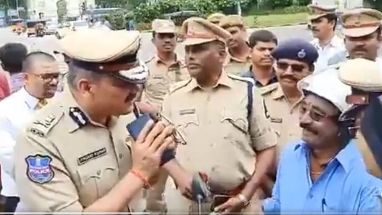 ರಸ್ತೆ ನಿಯಮ ಪಾಲಿಸಿದರೆ ಪೊಲೀಸರಿಂದ ಭರ್ಜರಿ ಗಿಫ್ಟ್! ರಸ್ತೆ ನಿಯಮ ಪಾಲಿಸಿದರೆ ಪೊಲೀಸರಿಂದ ಭರ್ಜರಿ ಗಿಫ್ಟ್!