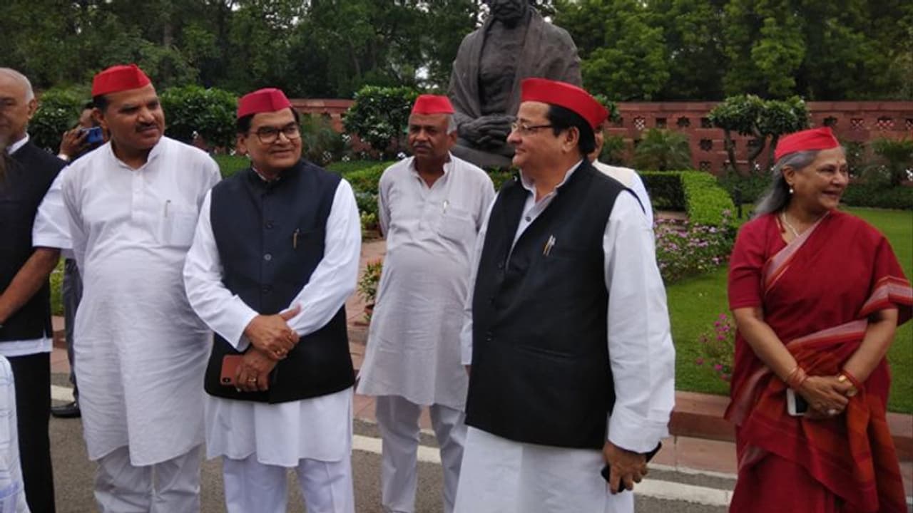 उन्नाव मामला: जया बच्चन अपनी इस हरकत की वजह से हुईं ट्रोल, यूजर्स बोले ये तो दुर्भाग्य है देश का उन्नाव मामला: जया बच्चन अपनी इस हरकत की वजह से हुईं ट्रोल, यूजर्स बोले ये तो दुर्भाग्य है देश का