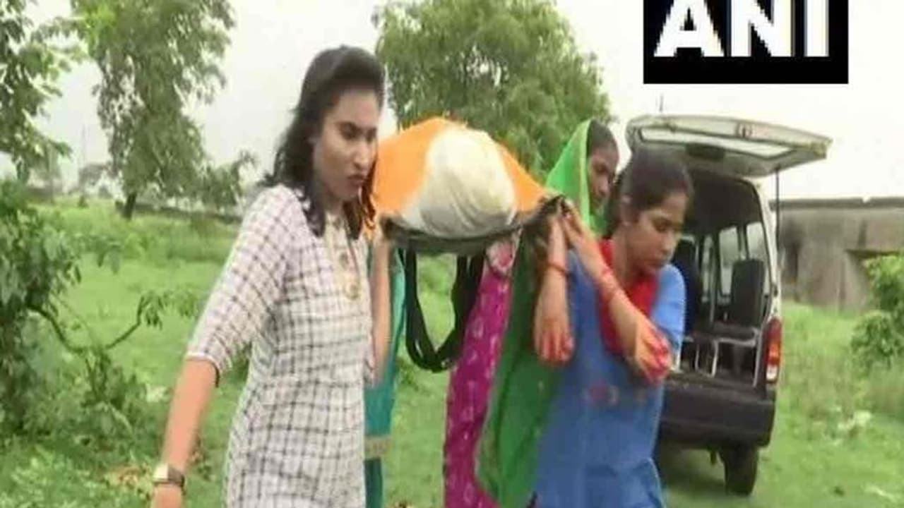 அனாதையாக இறப்பவர்களின் இறுதி சடங்குகளை செய்யும் இளம் பெண்கள் ... குவியும் வாழ்த்துகள்!! அனாதையாக இறப்பவர்களின் இறுதி சடங்குகளை செய்யும் இளம் பெண்கள் ... குவியும் வாழ்த்துகள்!!