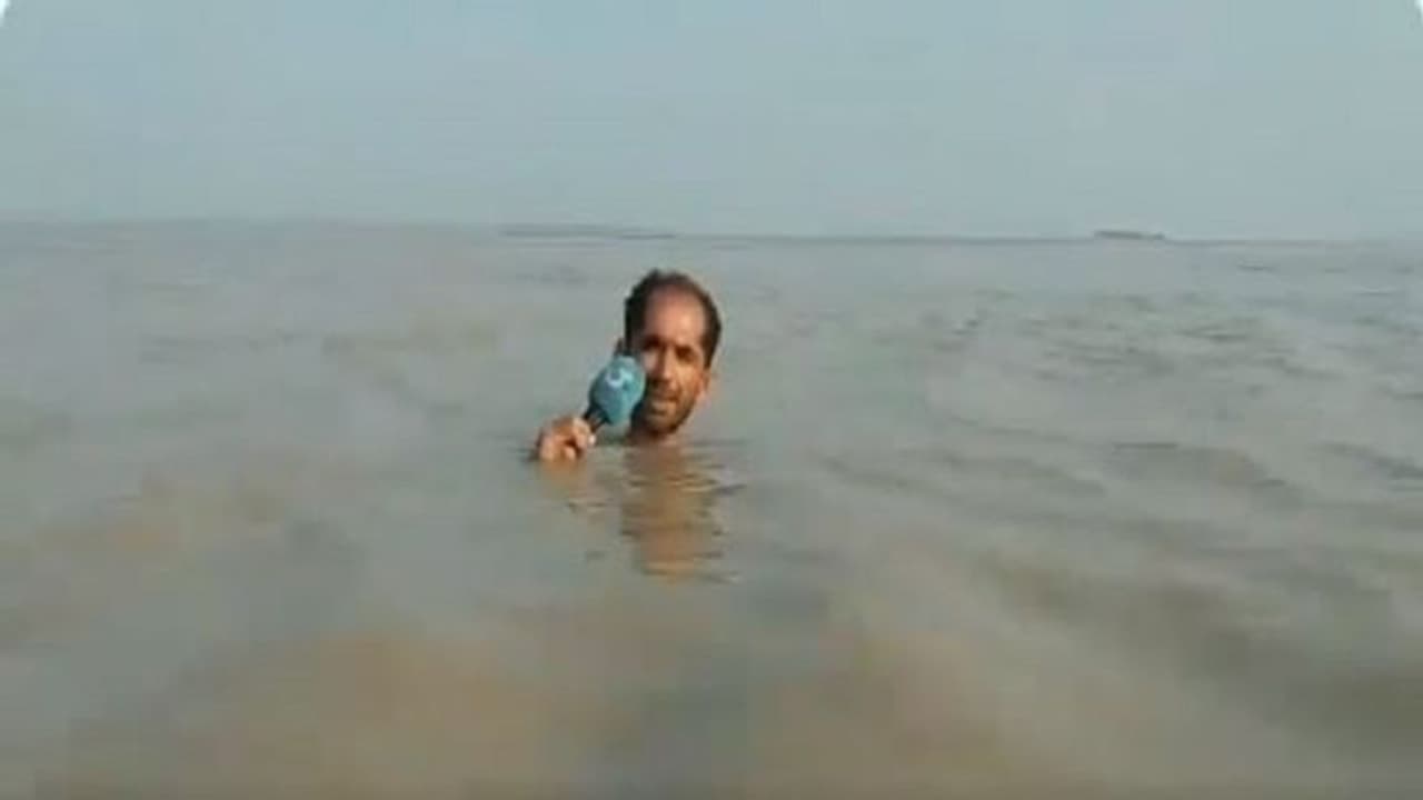 ಕಾಲ್ ಆಫ್ ಡ್ಯೂಟಿ: ಪತ್ರಕರ್ತನ ರಿಪೋರ್ಟಿಂಗ್ ನಿಜಕ್ಕೂ ಬ್ಯೂಟಿ! ಕಾಲ್ ಆಫ್ ಡ್ಯೂಟಿ: ಪತ್ರಕರ್ತನ ರಿಪೋರ್ಟಿಂಗ್ ನಿಜಕ್ಕೂ ಬ್ಯೂಟಿ!