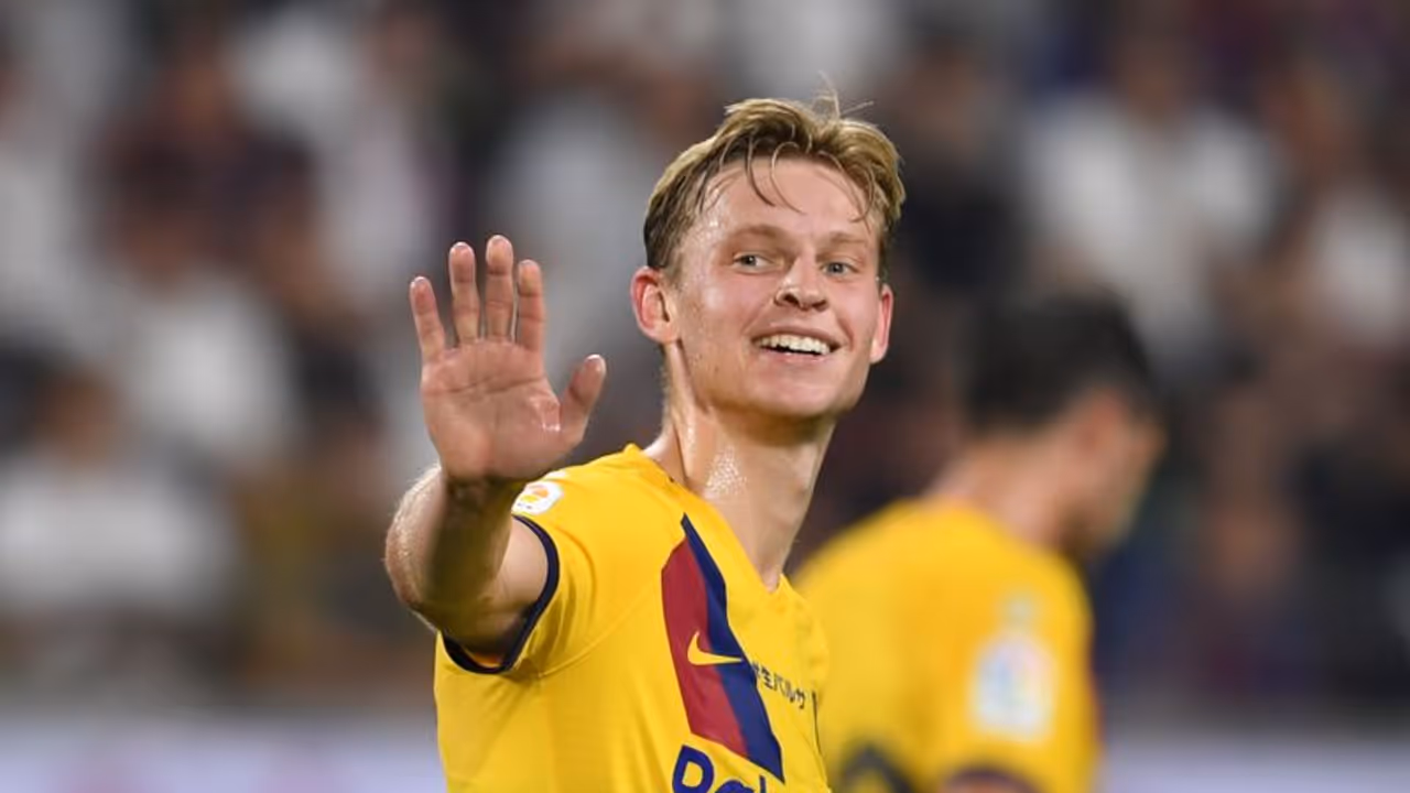 Frenkie de Jong 'flattered' by Manchester United's interest but would prefer staying at Barcelona Frenkie de Jong 'flattered' by Manchester United's interest but would prefer staying at Barcelona