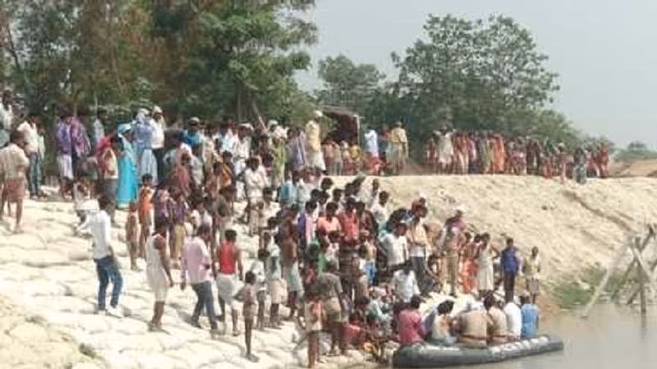 महिला ने पति से रूकवाई बाइक, नदी में अच्छत, फूल  चढ़ाकर लगा दी छलांग