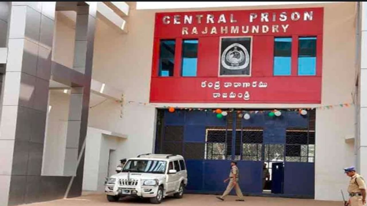 కరోనా ఎఫెక్ట్... రాజమండ్రి సెంట్రల్ జైల్ ఖైధీలకు స్పెషల్ బెయిల్ కరోనా ఎఫెక్ట్... రాజమండ్రి సెంట్రల్ జైల్ ఖైధీలకు స్పెషల్ బెయిల్