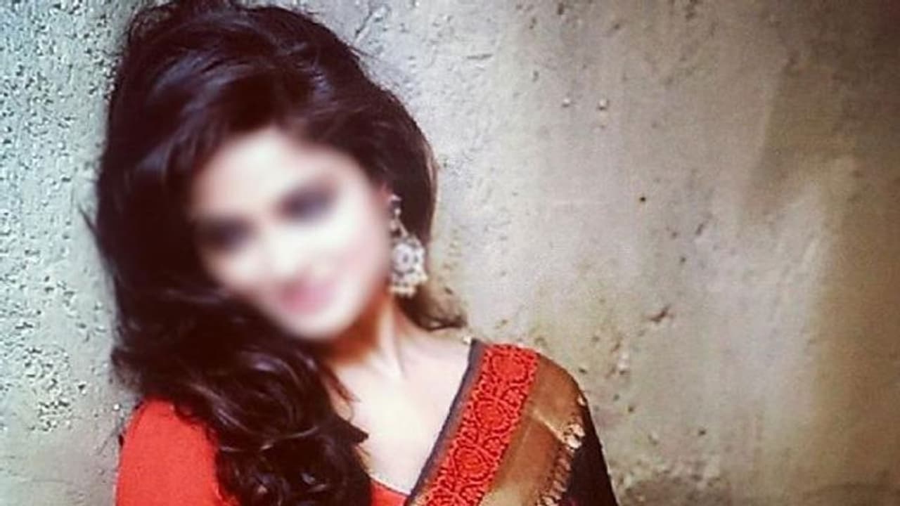 హీరోయిన్ ని ప్రేమ పేరుతో వేధిస్తోన్న హీరో! హీరోయిన్ ని ప్రేమ పేరుతో వేధిస్తోన్న హీరో!