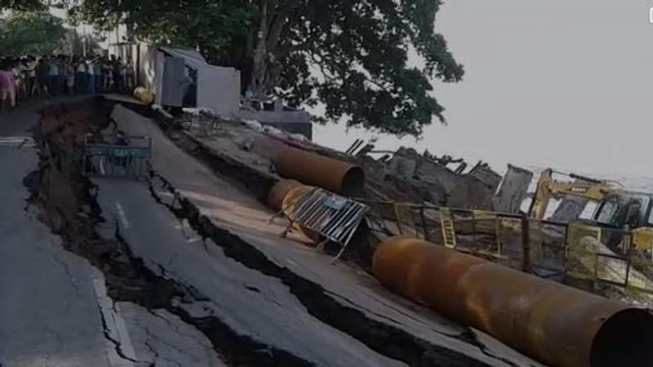 হুগলি নদীতে ভাঙন! নদীগর্ভে ১১৭ নম্বর জাতীয় সড়কের বড় অংশ