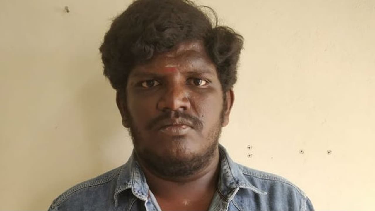 லவ் சொன்ன வாலிபர் ஏற்க மறுத்த டீச்சர்... நடுரோட்டில் இழுத்துப்போட்டு சரமாரியாக தாக்கிய பயங்கர சம்பவம்!! லவ் சொன்ன வாலிபர் ஏற்க மறுத்த டீச்சர்... நடுரோட்டில் இழுத்துப்போட்டு சரமாரியாக தாக்கிய பயங்கர சம்பவம்!!