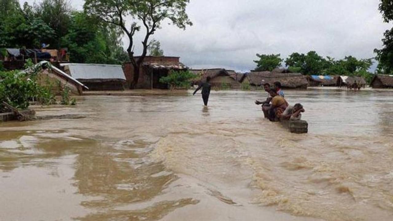 ಭಾರೀ ಮಳೆ : 4 ಜಿಲ್ಲೆಗಳಿಗೆ ಪ್ರವಾಹ ಭೀತಿ ಭಾರೀ ಮಳೆ : 4 ಜಿಲ್ಲೆಗಳಿಗೆ ಪ್ರವಾಹ ಭೀತಿ