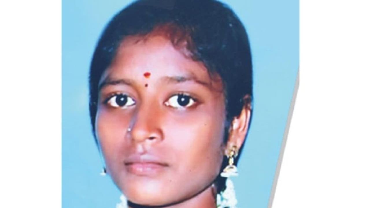 இறந்த இளம் பெண்ணின் உடலை தோண்டி எடுத்து விசாரணை... சரக்கு போதையில் உளறிய கும்பல்!! இறந்த இளம் பெண்ணின் உடலை தோண்டி எடுத்து விசாரணை... சரக்கு போதையில் உளறிய கும்பல்!!