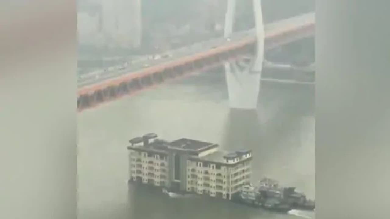 ನದಿಯಲ್ಲಿ ತೇಲಿ ಹೋದ 5 ಮಹಡಿ ಕಟ್ಟಡ: ಅಚ್ಚರಿ ಮೂಡಿಸಿದೆ ವಿಡಿಯೋ! ನದಿಯಲ್ಲಿ ತೇಲಿ ಹೋದ 5 ಮಹಡಿ ಕಟ್ಟಡ: ಅಚ್ಚರಿ ಮೂಡಿಸಿದೆ ವಿಡಿಯೋ!