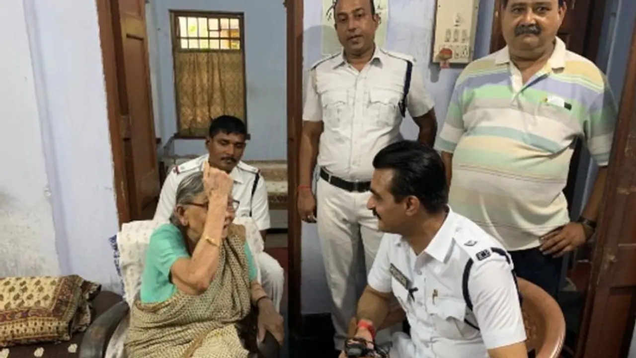 Kolkata police saves elderly man’s life in Kasba Kolkata police saves elderly man’s life in Kasba