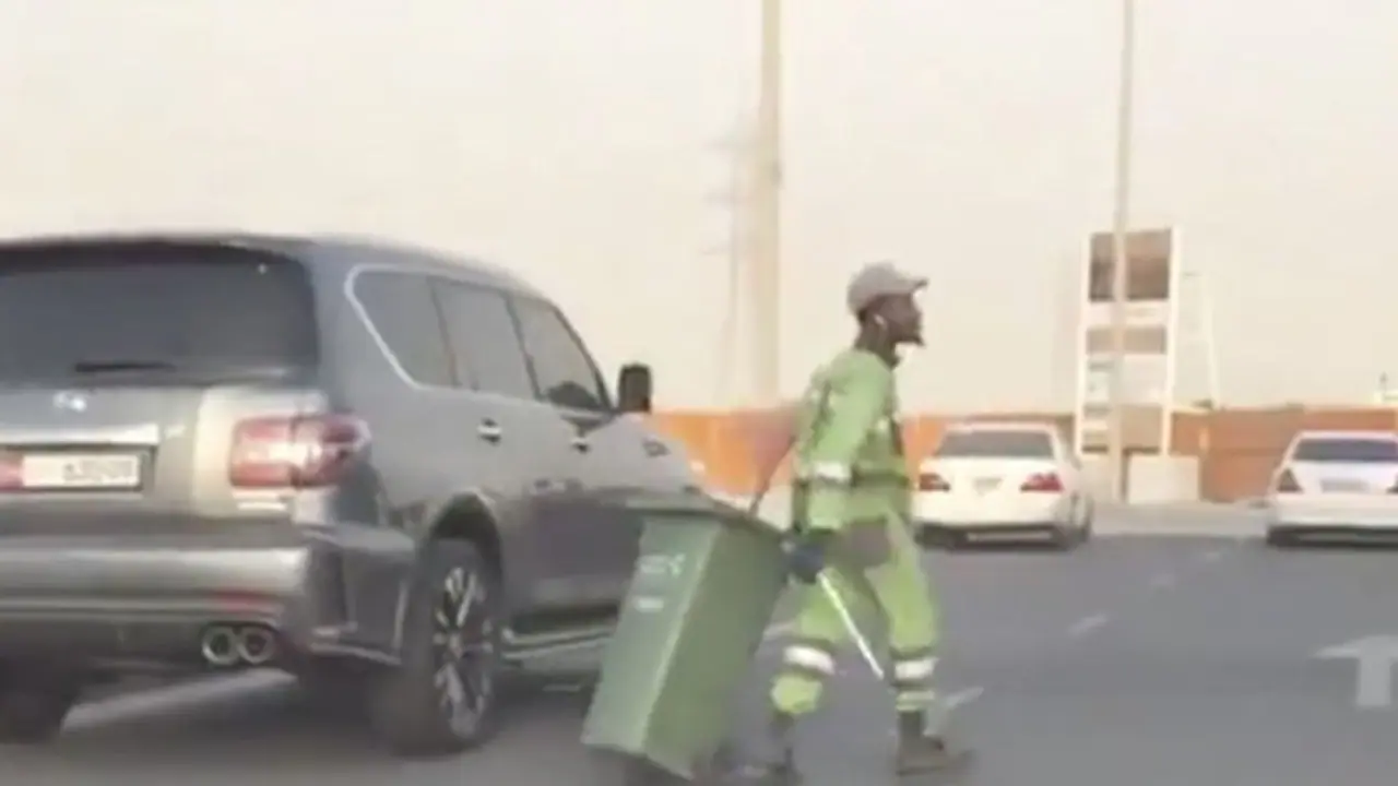 कचरे वाले ने लगाए जबरदस्त ठुमके, वायरल हुआ Video कचरे वाले ने लगाए जबरदस्त ठुमके, वायरल हुआ Video