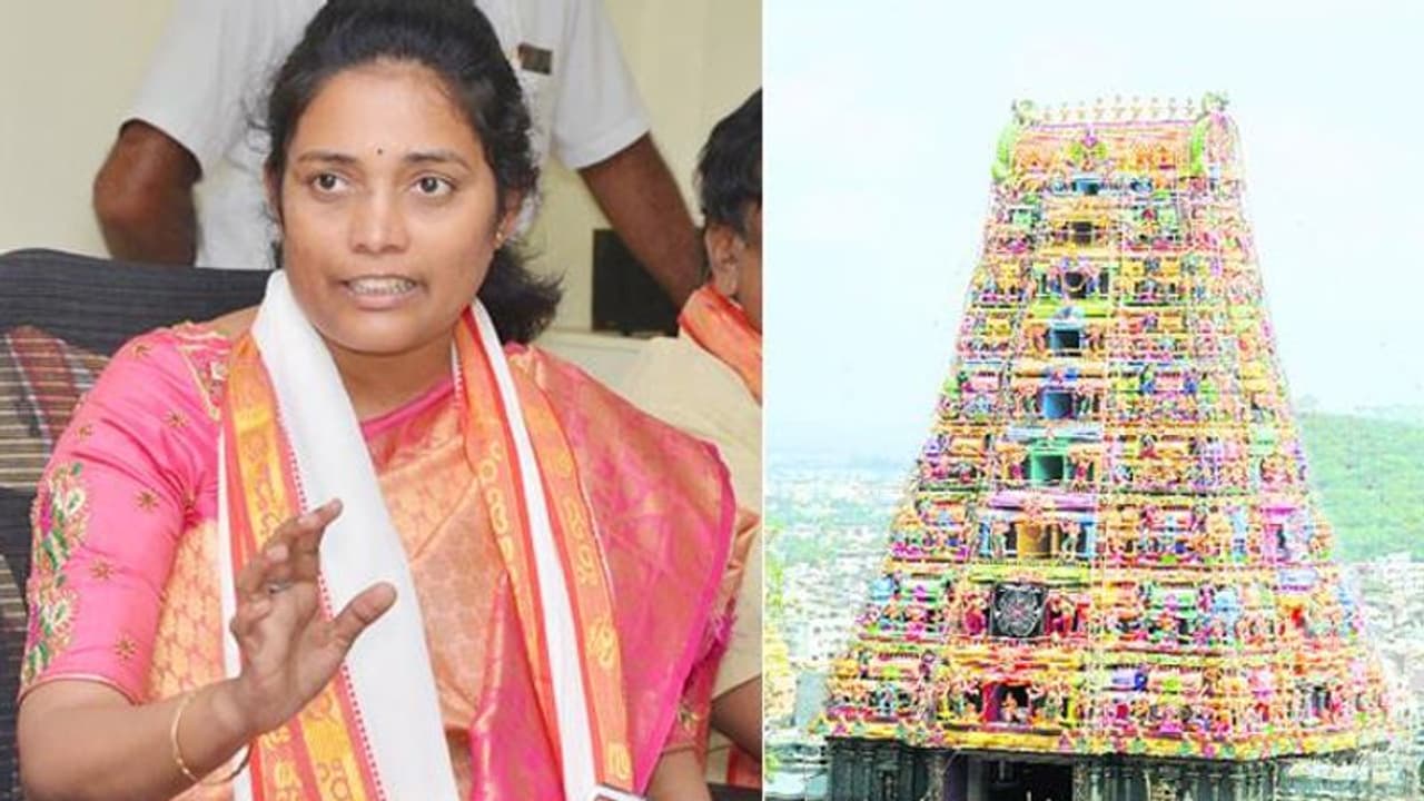 బెజవాడ దుర్గగుడిలో ఊడిన సీలింగ్: ఈవో కోటేశ్వరమ్మకు గాయాలు బెజవాడ దుర్గగుడిలో ఊడిన సీలింగ్: ఈవో కోటేశ్వరమ్మకు గాయాలు