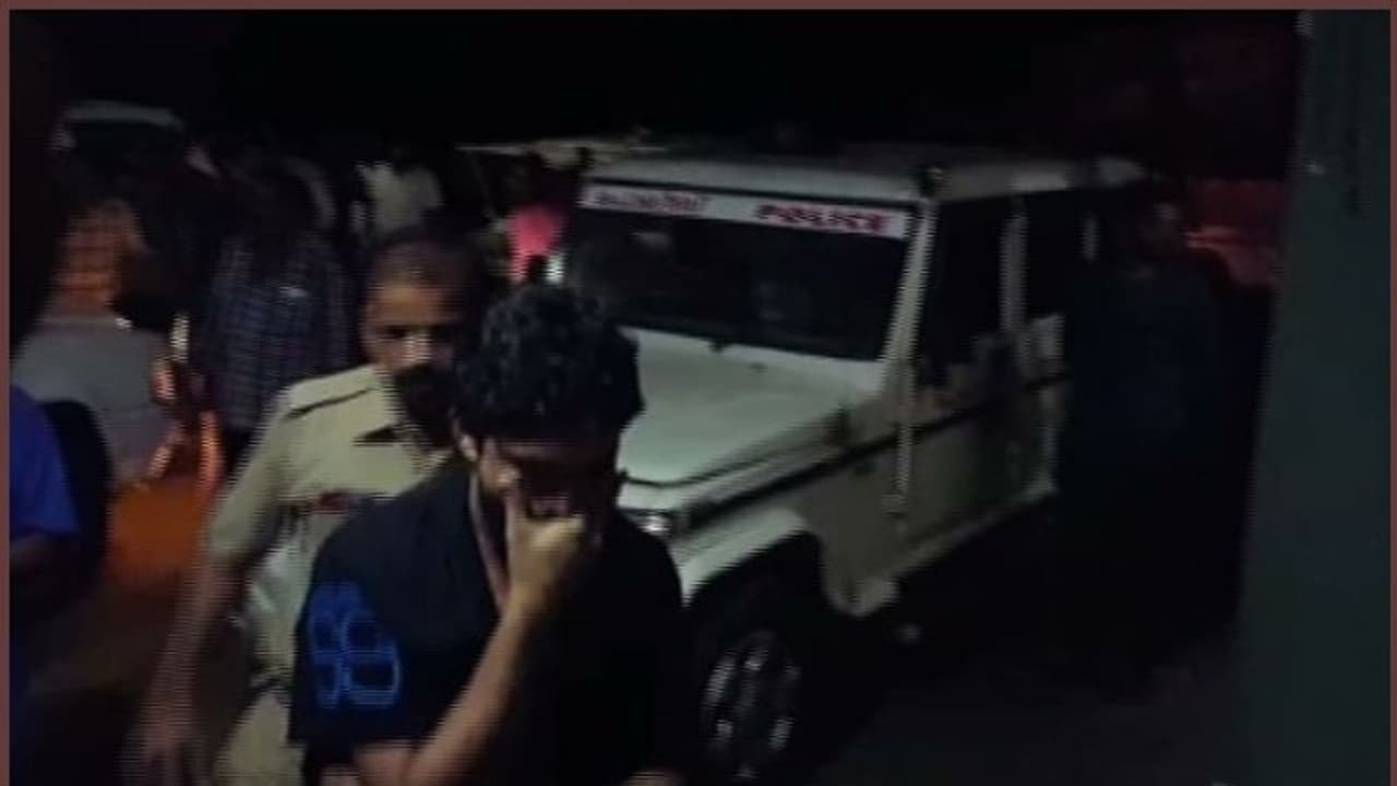 കാസർകോട്ട് വീണ്ടും സിനിമാ സ്റ്റൈൽ തട്ടിക്കൊണ്ടുപോകൽ: മോചിപ്പിച്ചത് നാട്ടുകാരും പൊലീസും കാസർകോട്ട് വീണ്ടും സിനിമാ സ്റ്റൈൽ തട്ടിക്കൊണ്ടുപോകൽ: മോചിപ്പിച്ചത് നാട്ടുകാരും പൊലീസും