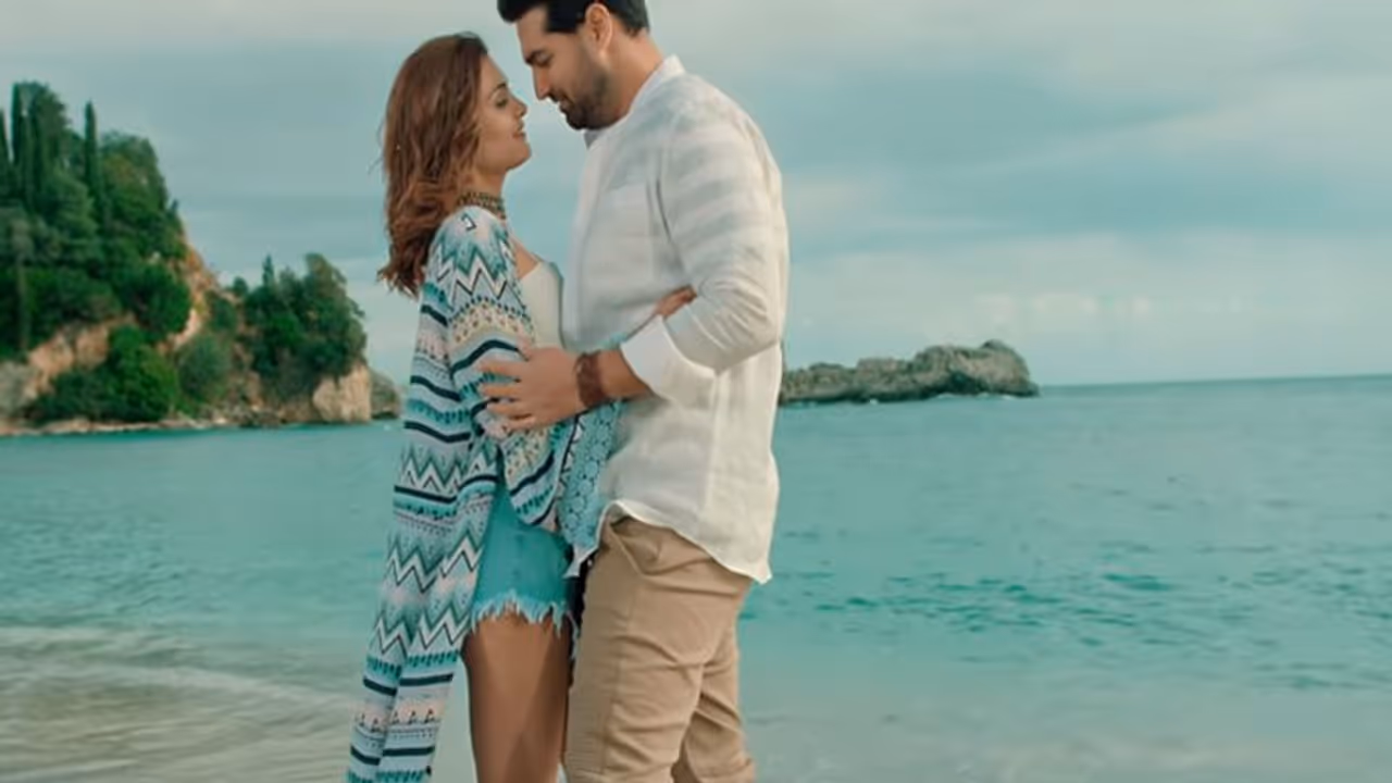 संजय दत्त की भांजी से इश्क लड़ाते दिखे कुणाल रॉय कपूर, वीडियो वायरल संजय दत्त की भांजी से इश्क लड़ाते दिखे कुणाल रॉय कपूर, वीडियो वायरल