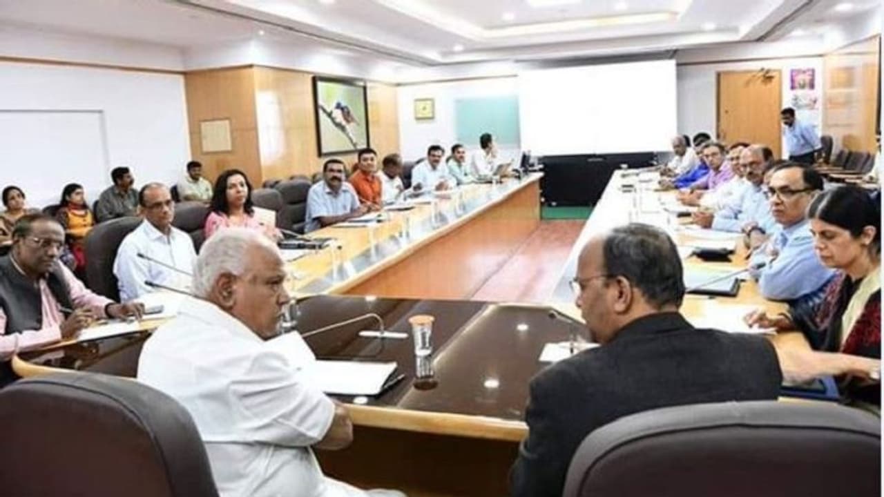 ಸಾಲ ಮನ್ನಾ ಲೆಕ್ಕ ಪಡೆದ ಸಿಎಂ ಬಿಎಸ್ವೈ ಸಾಲ ಮನ್ನಾ ಲೆಕ್ಕ ಪಡೆದ ಸಿಎಂ ಬಿಎಸ್ವೈ