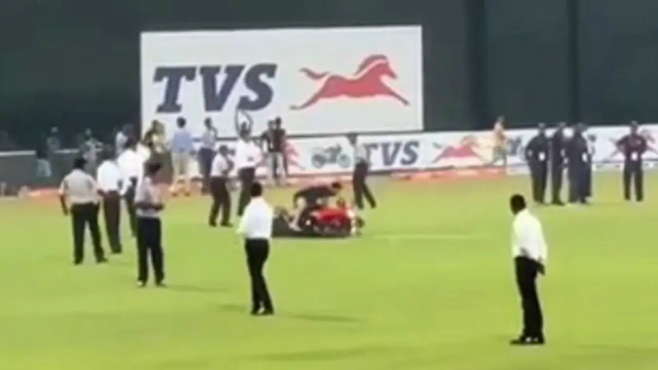 ಸರಣಿ ಗೆದ್ದು ಸಂಭ್ರಮಾಚರಣೆ; ಬೈಕ್ನಿಂದ ಬಿದ್ದ ಲಂಕಾ ಕ್ರಿಕೆಟಿಗ! ಸರಣಿ ಗೆದ್ದು ಸಂಭ್ರಮಾಚರಣೆ; ಬೈಕ್ನಿಂದ ಬಿದ್ದ ಲಂಕಾ ಕ್ರಿಕೆಟಿಗ!