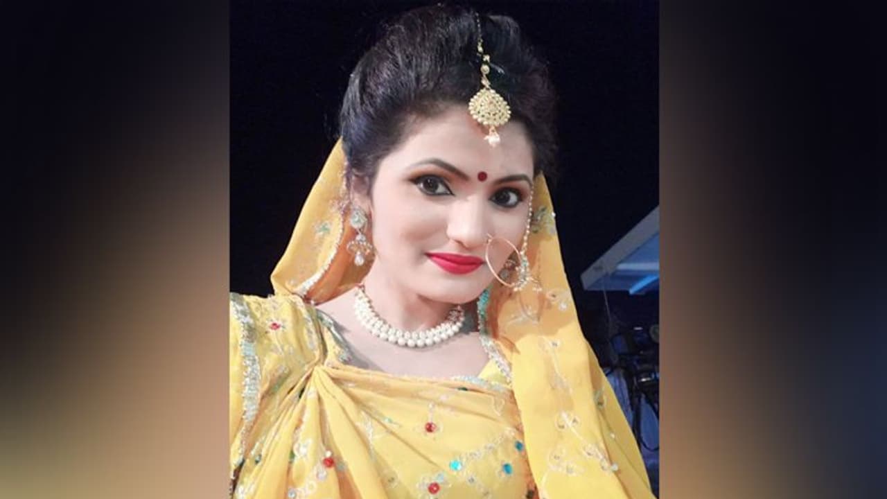 'गोरी तोरी चुनरी...' फेम गायिका के एलबम को अश्लील बना कर दिया वायरल, शिकायत दर्ज 'गोरी तोरी चुनरी...' फेम गायिका के एलबम को अश्लील बना कर दिया वायरल, शिकायत दर्ज