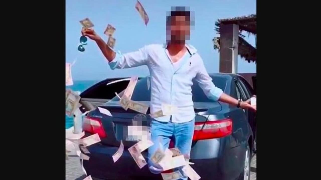 റോഡില് നോട്ടുകെട്ടുകള് വലിച്ചെറിഞ്ഞ് യുഎഇയില് പ്രവാസിയുടെ പ്രകടനം; ഒടുവില് സംഭവിച്ചത് റോഡില് നോട്ടുകെട്ടുകള് വലിച്ചെറിഞ്ഞ് യുഎഇയില് പ്രവാസിയുടെ പ്രകടനം; ഒടുവില് സംഭവിച്ചത്