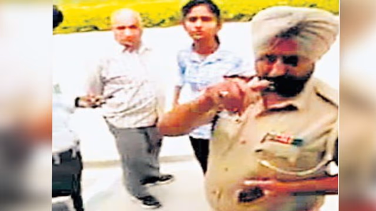 महिला पुलिस कर्मी ने बस कंडक्टर को दिखाई वर्दी की धौंस कहा अब देखना मेरी पॉवर महिला पुलिस कर्मी ने बस कंडक्टर को दिखाई वर्दी की धौंस कहा अब देखना मेरी पॉवर