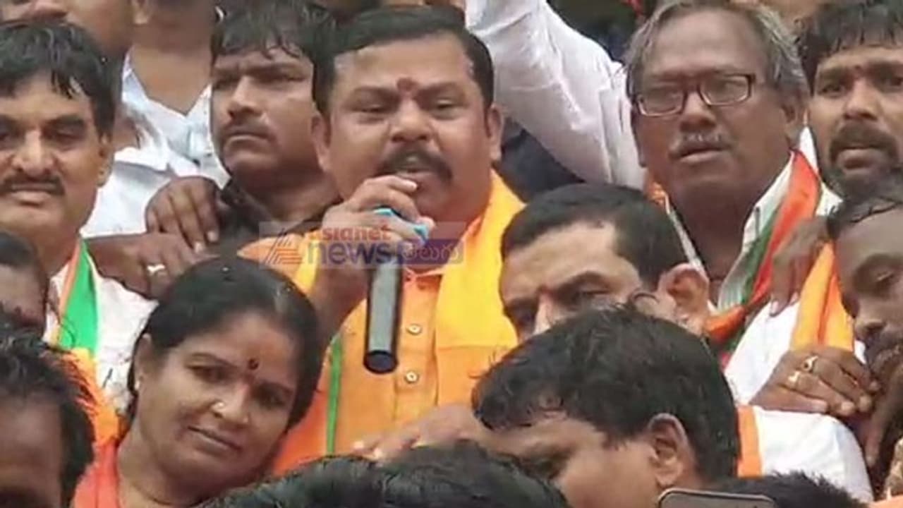 ఉద్రిక్తత: బిజెపి ఎమ్మెల్యే రాజాసింగ్ ను అడ్డుకున్న పోలీసులు ఉద్రిక్తత: బిజెపి ఎమ్మెల్యే రాజాసింగ్ ను అడ్డుకున్న పోలీసులు