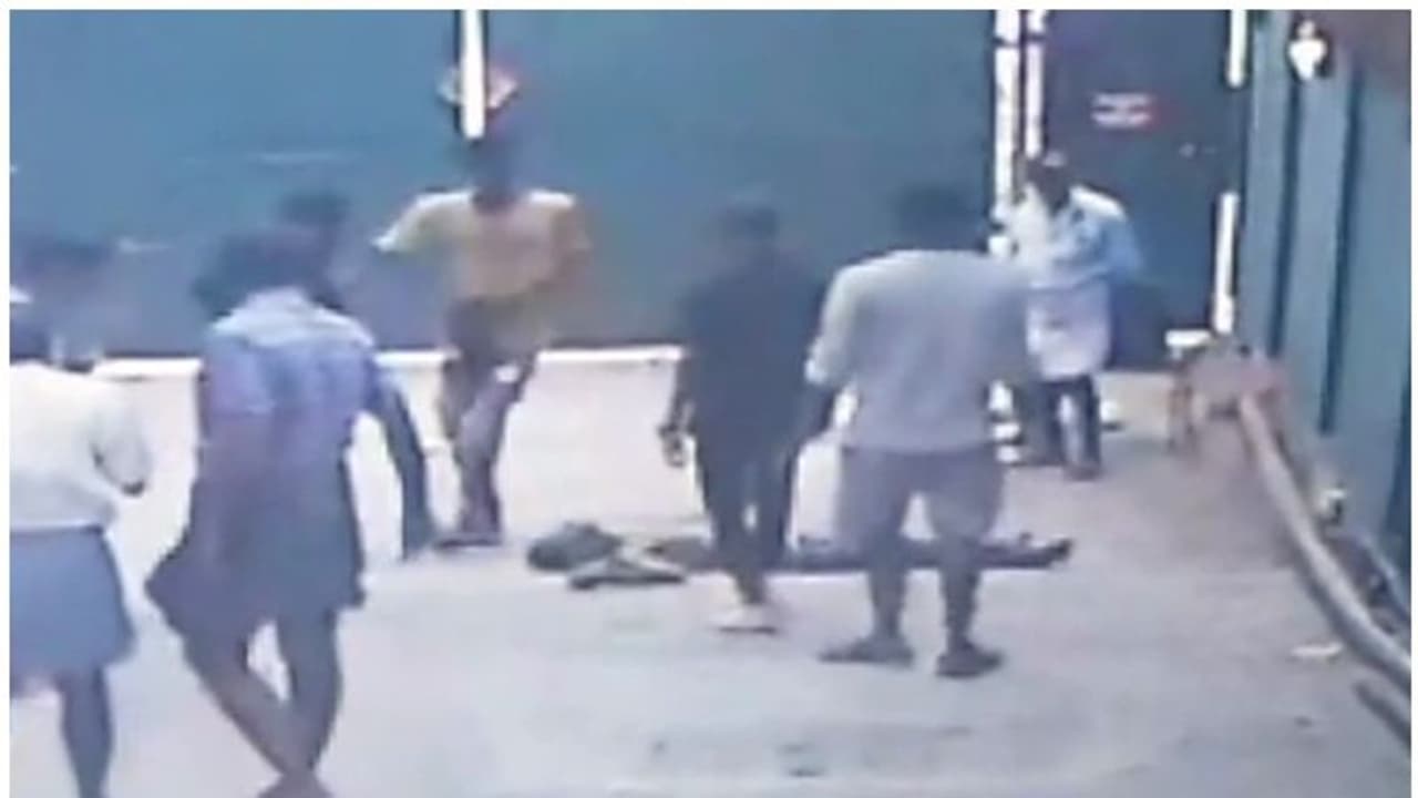 കൊല്ലത്ത് ബാറിൽ മദ്യപിച്ചതിന് ശേഷം തമ്മിൽത്തല്ല്, മധ്യവയസ്കൻ അടിയേറ്റ് മരിച്ചു കൊല്ലത്ത് ബാറിൽ മദ്യപിച്ചതിന് ശേഷം തമ്മിൽത്തല്ല്, മധ്യവയസ്കൻ അടിയേറ്റ് മരിച്ചു