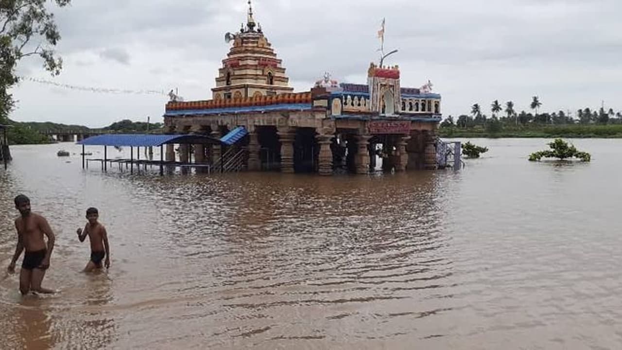 ಬಾಗಲಕೋಟೆ ಜಿಲ್ಲೆಯಲ್ಲಿ ನಷ್ಟವಾಗಿದ್ದು 2543 ಕೋಟಿ, ಕೇಳಿದ್ದು 420 ಕೋಟಿ! ಬಾಗಲಕೋಟೆ ಜಿಲ್ಲೆಯಲ್ಲಿ ನಷ್ಟವಾಗಿದ್ದು 2543 ಕೋಟಿ, ಕೇಳಿದ್ದು 420 ಕೋಟಿ!