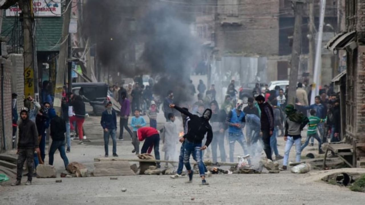 ৩৭০ ধারা হয়েছে বাতিল, পাথর ছোড়ার ঘটনা কি কমেছে, কী বলছে সরকারি পরিসংখ্যান ৩৭০ ধারা হয়েছে বাতিল, পাথর ছোড়ার ঘটনা কি কমেছে, কী বলছে সরকারি পরিসংখ্যান