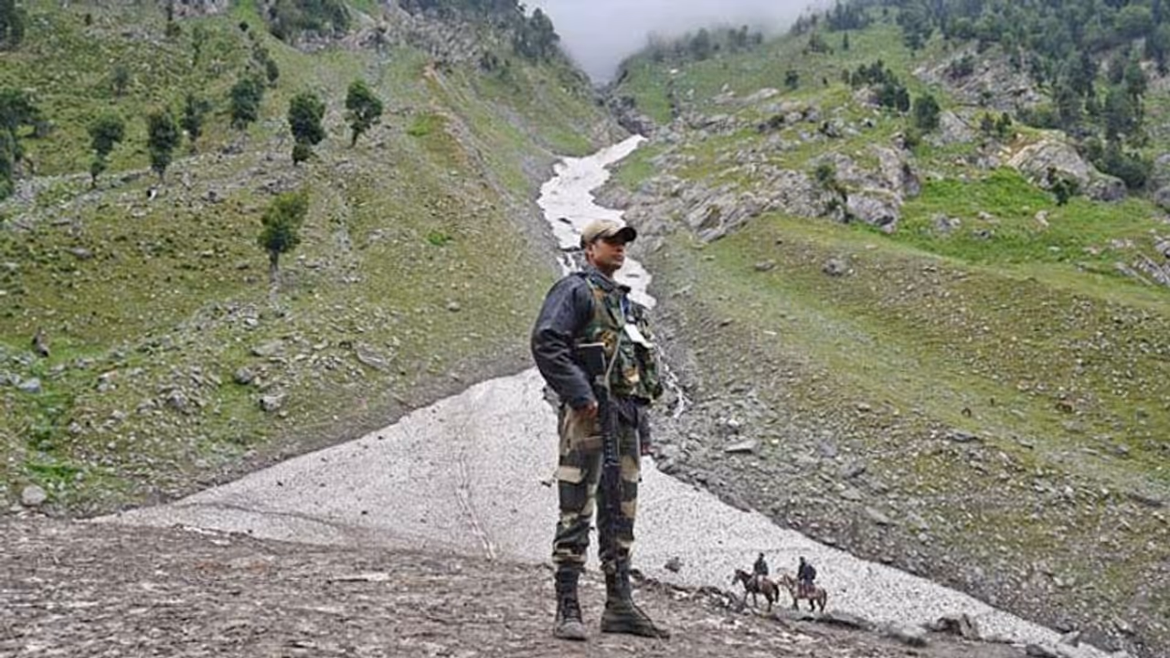 निराशा के साथ लौट रहे अमरनाथ यात्री, घाटी में अब हालात पहले से बेहतर निराशा के साथ लौट रहे अमरनाथ यात्री, घाटी में अब हालात पहले से बेहतर