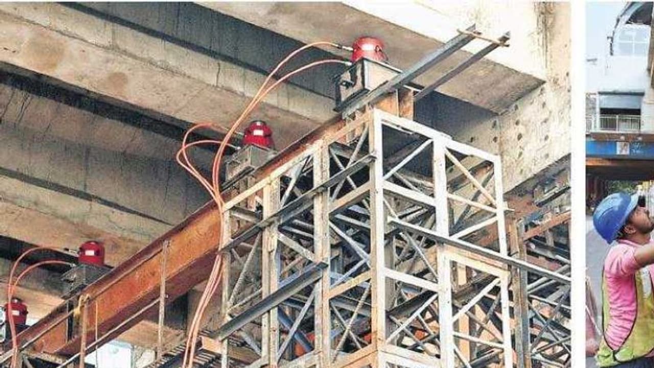 మెట్రో పిల్లర్‌లో చీలికలు, భయభ్రాంతులకు గురైన ప్రయాణికులు