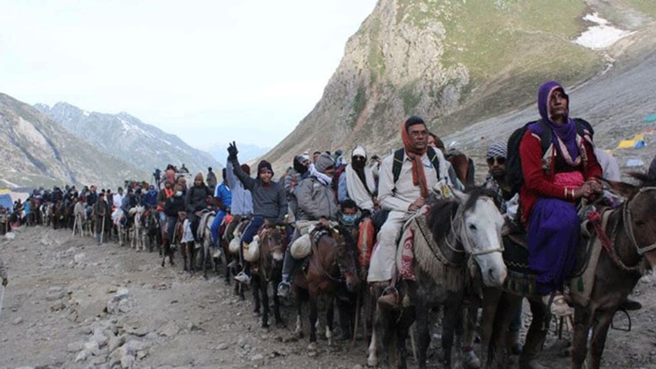 করোনা উদ্বেগের মধ্যেই অমরনাথ যাত্রা, কবে কীভাবে এই পবিত্র তীর্থে যেতে পারবেন ভক্তরা করোনা উদ্বেগের মধ্যেই অমরনাথ যাত্রা, কবে কীভাবে এই পবিত্র তীর্থে যেতে পারবেন ভক্তরা