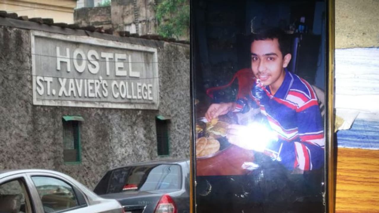 শহরে এসে দমবন্ধ, চিঠি লিখে আত্মঘাতী সেন্ট জেভিয়ার্সের মেধাবী ছাত্র শহরে এসে দমবন্ধ, চিঠি লিখে আত্মঘাতী সেন্ট জেভিয়ার্সের মেধাবী ছাত্র