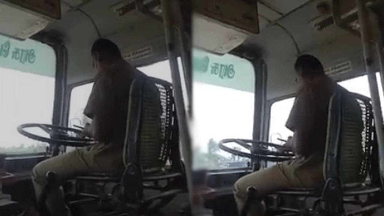 இடது கையில் ஸ்டியரிங்... வலது கையில் செல்போனில் வாட்ஸ் அப்... அரசு பேருந்து ஓட்டுநர் அதிரடி சஸ்பெண்ட்..! இடது கையில் ஸ்டியரிங்... வலது கையில் செல்போனில் வாட்ஸ் அப்... அரசு பேருந்து ஓட்டுநர் அதிரடி சஸ்பெண்ட்..!